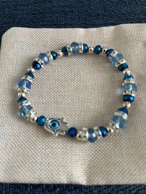 Beautiful bracelet with hamsa symbol for protection and good luck. NWT